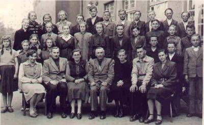 Uczniowie ko??czÄ?cy Szko??Ä? PodstawowÄ? w roku szkolnym 1954/55