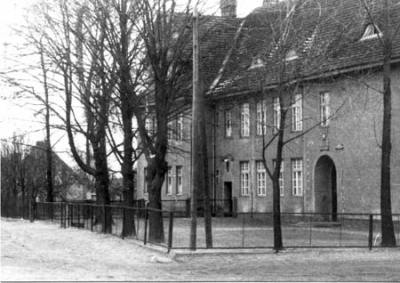 Budynek Szko??y Podstawowej w Po??ajewie przy ul. Szkolnej (r. 1973)